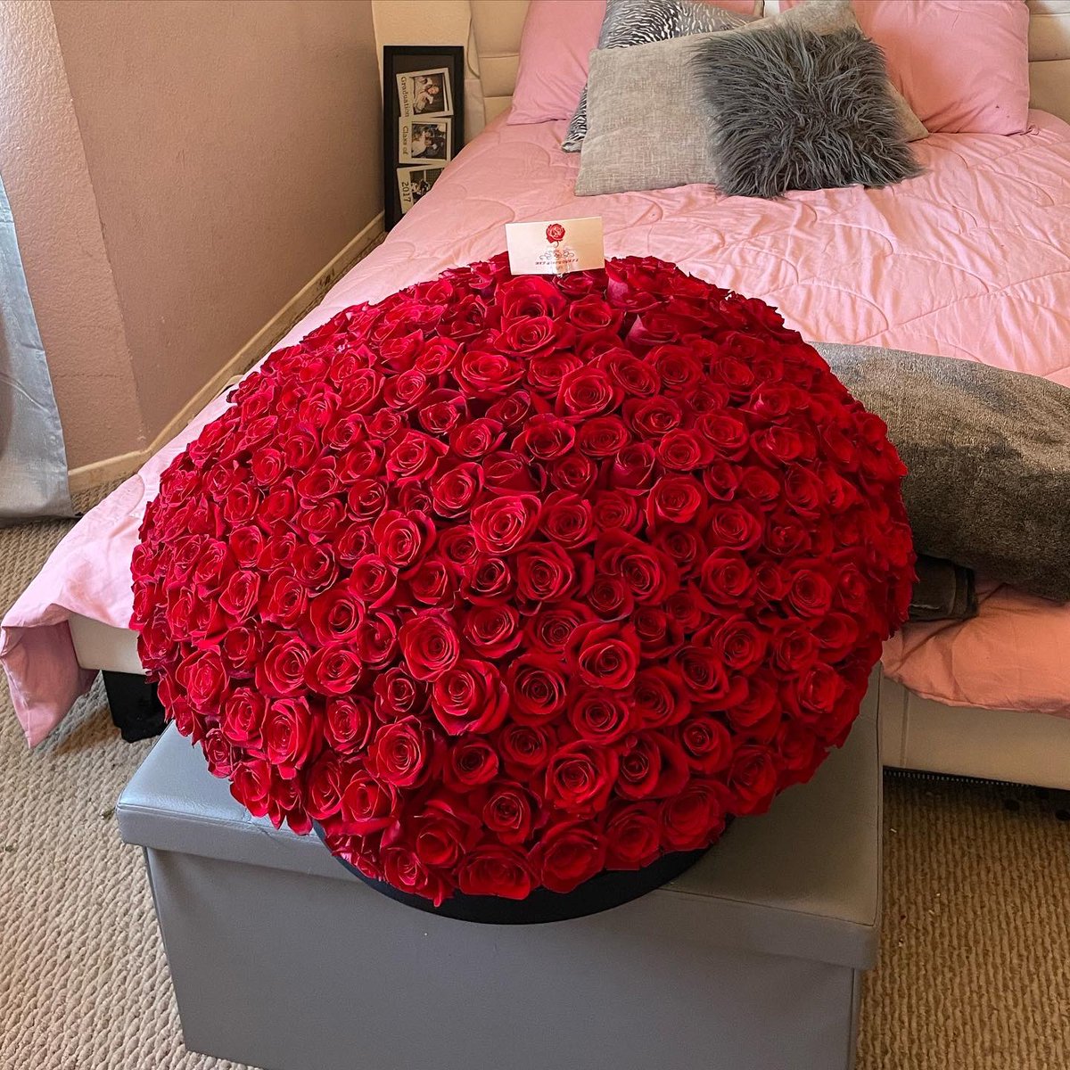 kbdlr00's tweet photo. POV: you walk in your room to this 400 roses arrangement 😍🫶🏻 IG: beta.bouquets https://t.co/7ULStPmquf