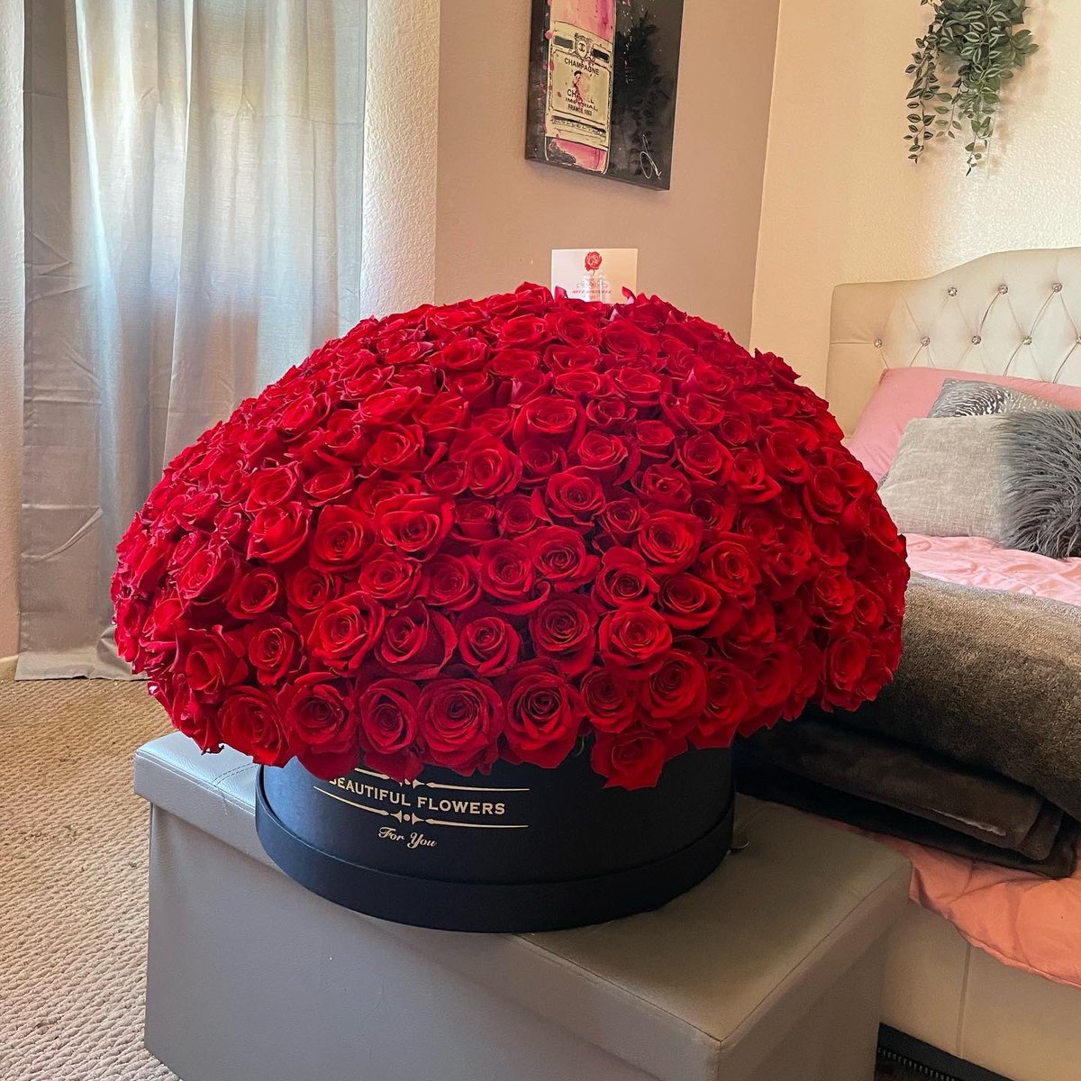 kbdlr00's tweet photo. POV: you walk in your room to this 400 roses arrangement 😍🫶🏻 IG: beta.bouquets https://t.co/7ULStPmquf