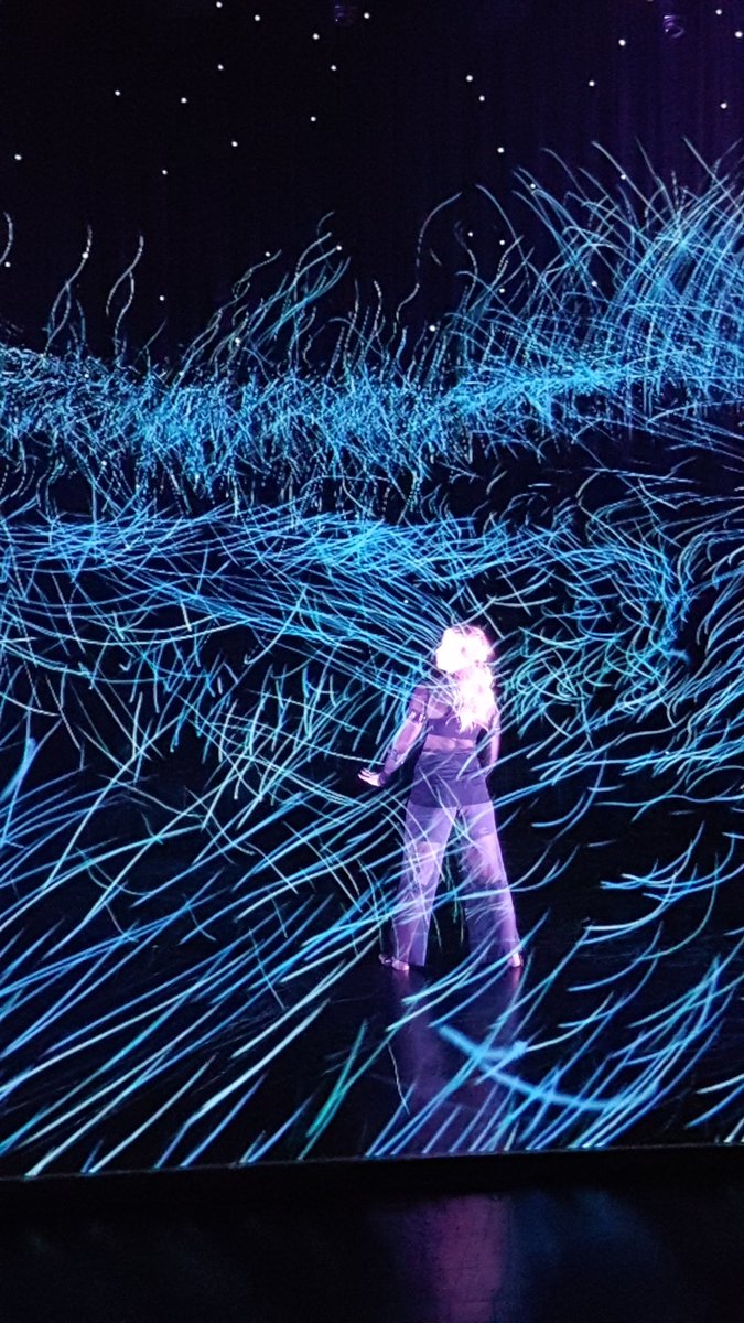 Uuden teknologian @YleSandbox kokeilumme, josta muovautui huima Peili-tanssiproduktio <a href="/KiasmaMuseum/">Kiasma</a> teatterissa. Suuri kiitos tanssija Karoliina Kauhanen + @TomiPaijo + työryhmä! @YleTeema ja <a href="/yleareena/">Yle Areena</a> 5.6