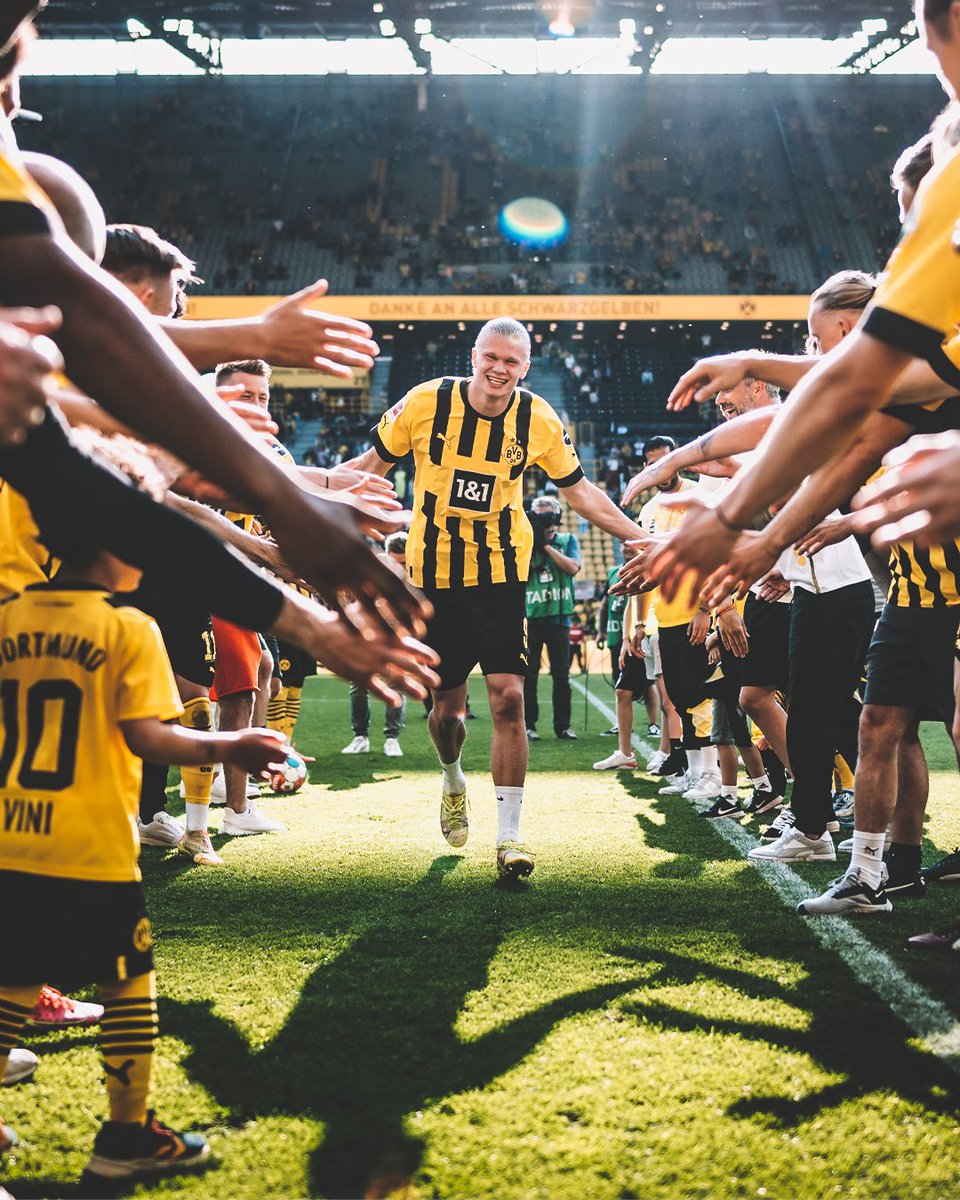 ESPNFC's tweet photo. Dortmund sends Haaland off in style 👏 https://t.co/ctPWXbaeng