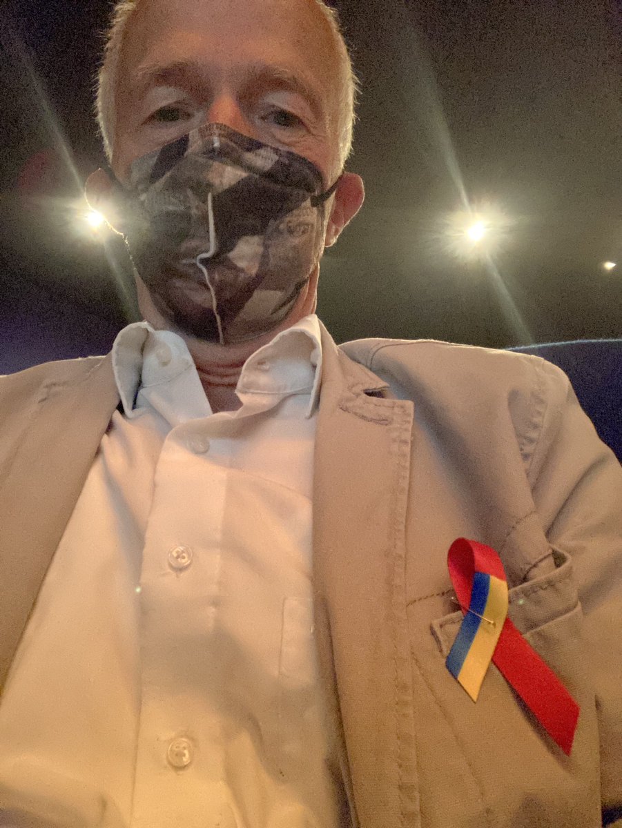 In solidarity with Ukraine, they adjusted the colors of the traditional ribbon @Aidsstiftung