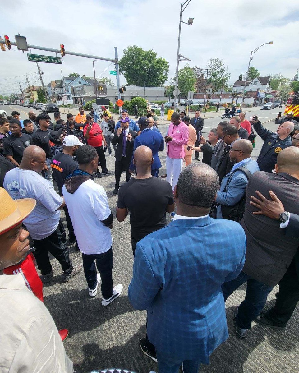 BenjieWimberly's tweet photo. City of Paterson's 1st Thousand Man March calling for unity, peace, cooperation and uplift by all Men in our community! #MenStandUp #Unity #Peace #Cooperation #Uplift https://t.co/4ytSmmlNv5