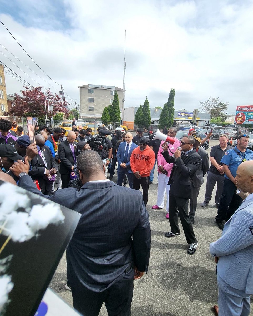 BenjieWimberly's tweet photo. City of Paterson's 1st Thousand Man March calling for unity, peace, cooperation and uplift by all Men in our community! #MenStandUp #Unity #Peace #Cooperation #Uplift https://t.co/4ytSmmlNv5