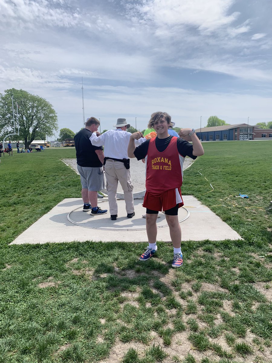 ShellsThrows's tweet photo. 🚨WORK THE TOE BOARD🚨

7th Grade Shells Thrower Zane Losch broke the toe board at the IESA sectional meet at North Mac HS. 

The track meet has stopped until the toe board gets fixed.🛠

#trackandfield https://t.co/vosPnNfvQY