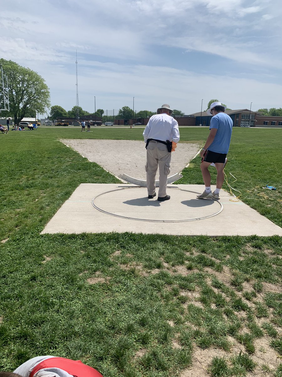 ShellsThrows's tweet photo. 🚨WORK THE TOE BOARD🚨

7th Grade Shells Thrower Zane Losch broke the toe board at the IESA sectional meet at North Mac HS. 

The track meet has stopped until the toe board gets fixed.🛠

#trackandfield https://t.co/vosPnNfvQY
