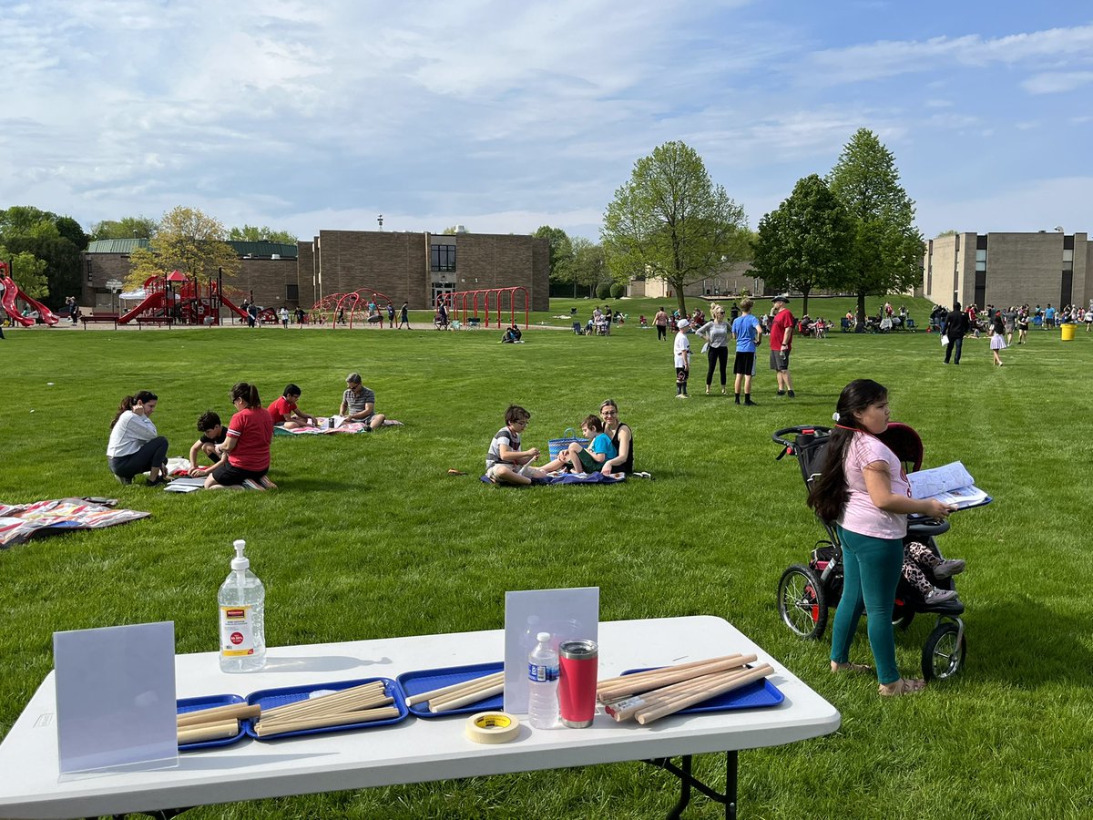 Lines3MW's tweet photo. What an awesome #STEM220 event today!!! So many innovative designs at the Let It Fly station!! @barrington220 @Lines220 @Lines_Principal #seethestudent220 #wegotthislines https://t.co/mjqbtIJGyX