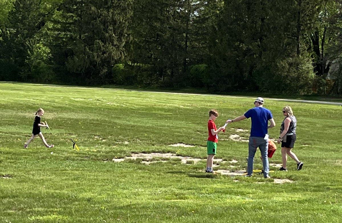 Lines3MW's tweet photo. What an awesome #STEM220 event today!!! So many innovative designs at the Let It Fly station!! @barrington220 @Lines220 @Lines_Principal #seethestudent220 #wegotthislines https://t.co/mjqbtIJGyX