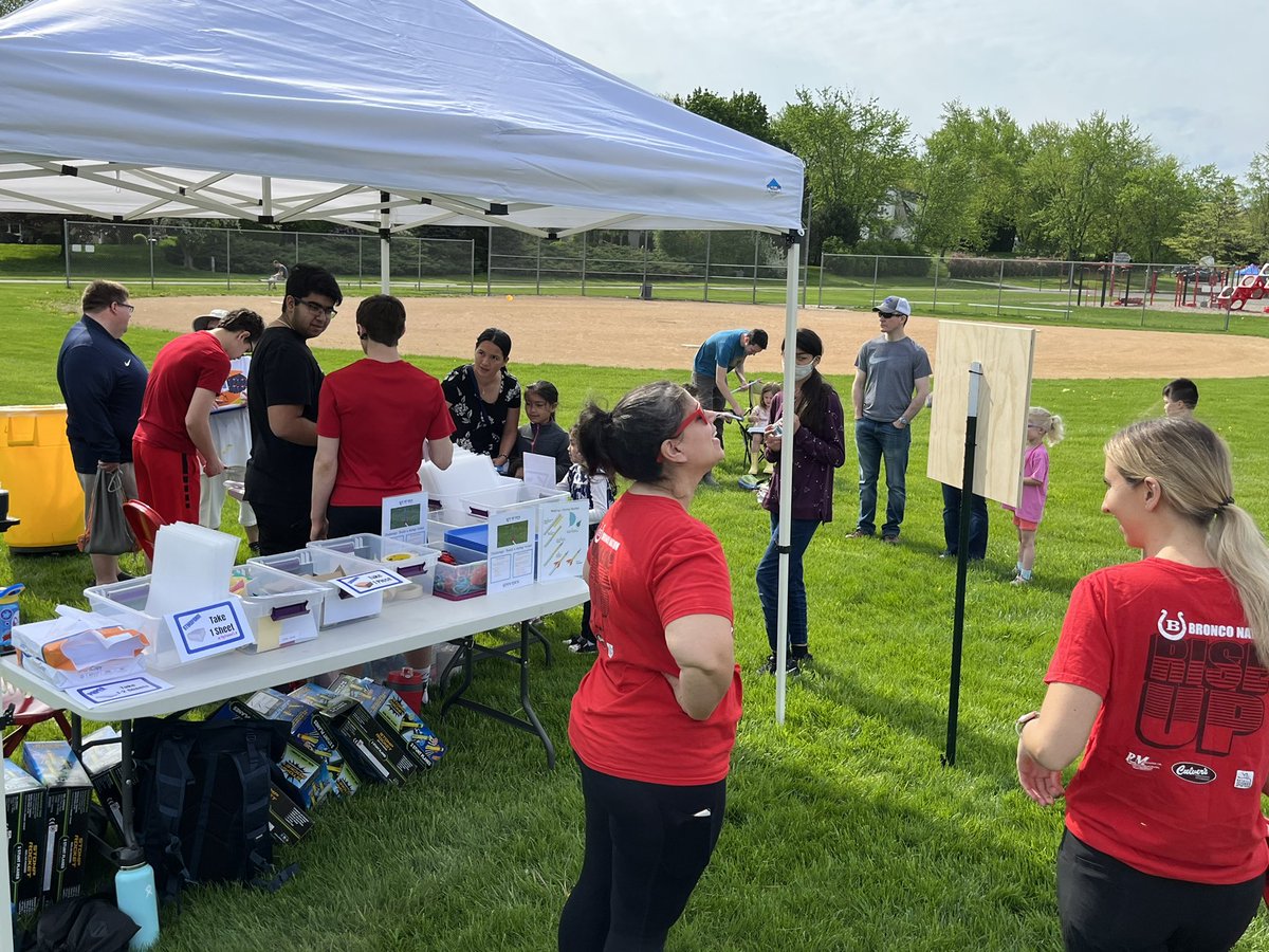 Lines3MW's tweet photo. What an awesome #STEM220 event today!!! So many innovative designs at the Let It Fly station!! @barrington220 @Lines220 @Lines_Principal #seethestudent220 #wegotthislines https://t.co/mjqbtIJGyX