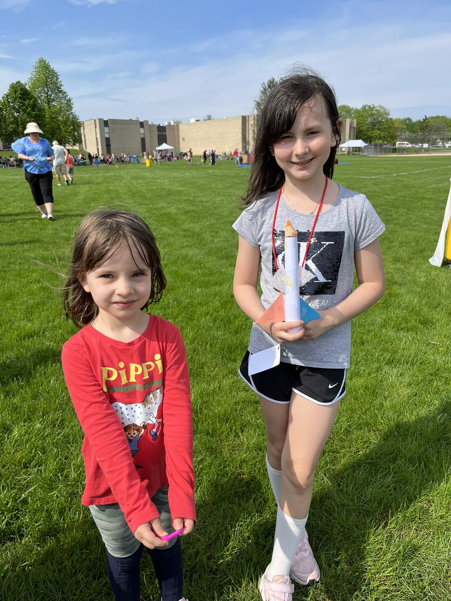 Lines3MW's tweet photo. What an awesome #STEM220 event today!!! So many innovative designs at the Let It Fly station!! @barrington220 @Lines220 @Lines_Principal #seethestudent220 #wegotthislines https://t.co/mjqbtIJGyX