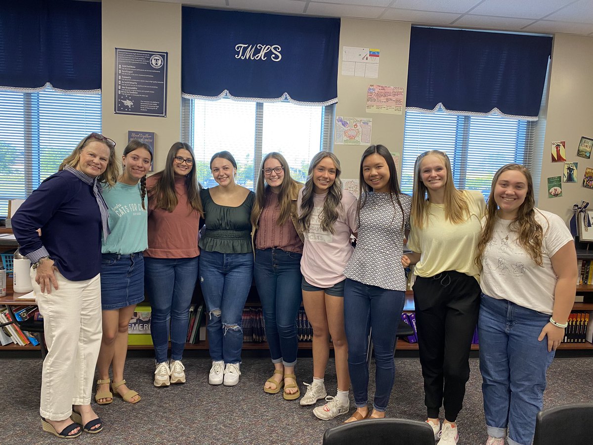 tmhscfc's tweet photo. Saying goodbye to our 2021-2022 officers🥲 but so excited for this new team to serve cats for christ!! woohoo for 2022-23 officer team!! https://t.co/oPzydyJMFS