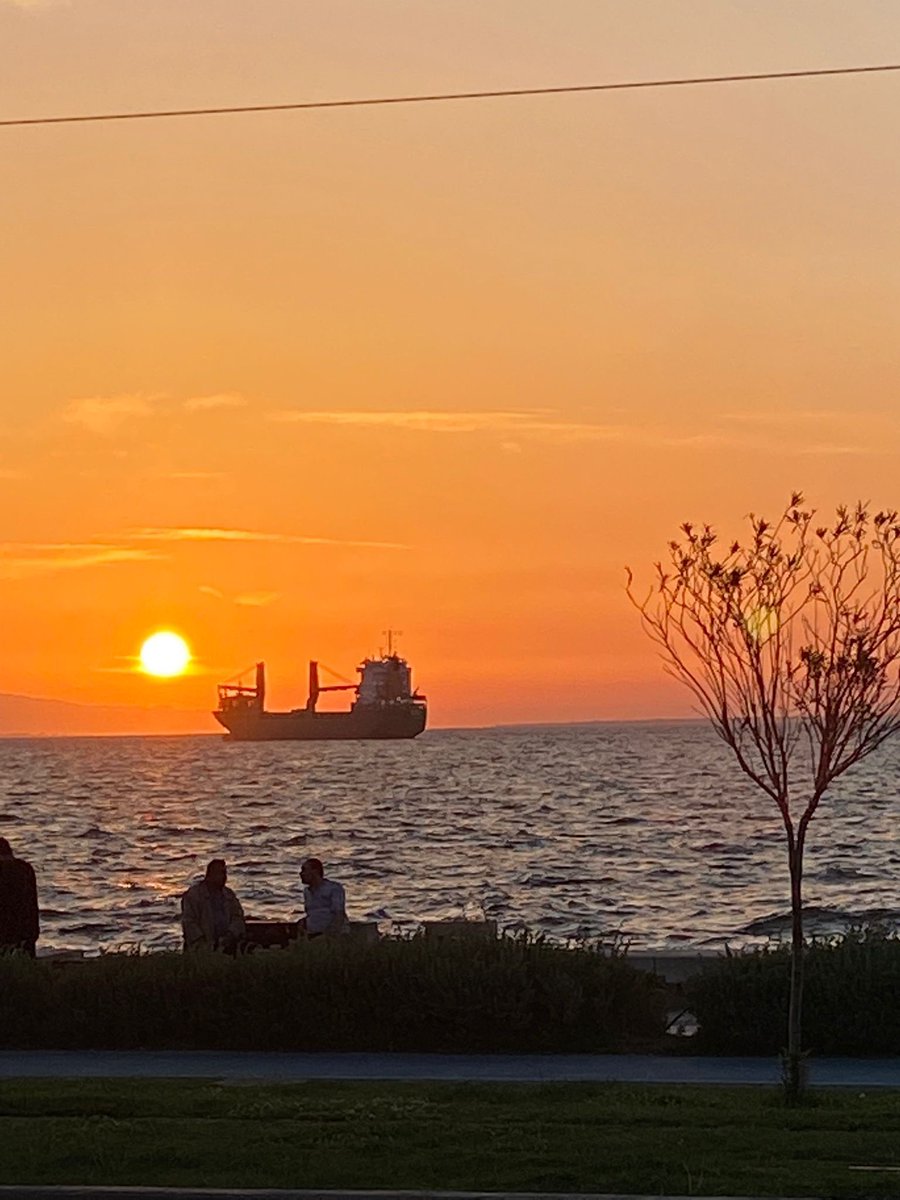 Lüks restoranlara gerek yok bir simitle bile doyar insan. Yeterki gözü doymuş olsun insanın.Rüyalar gibi bir hayat yaşayamayabilirz belki.Ama bakışlarımız,hayallerimiz güzel olsun.Hayâl ettiğimiz hayatı yaşamak ümidiyle.İzmirden sevgiler. <a href="/birarifin/">Arifin Biri</a>