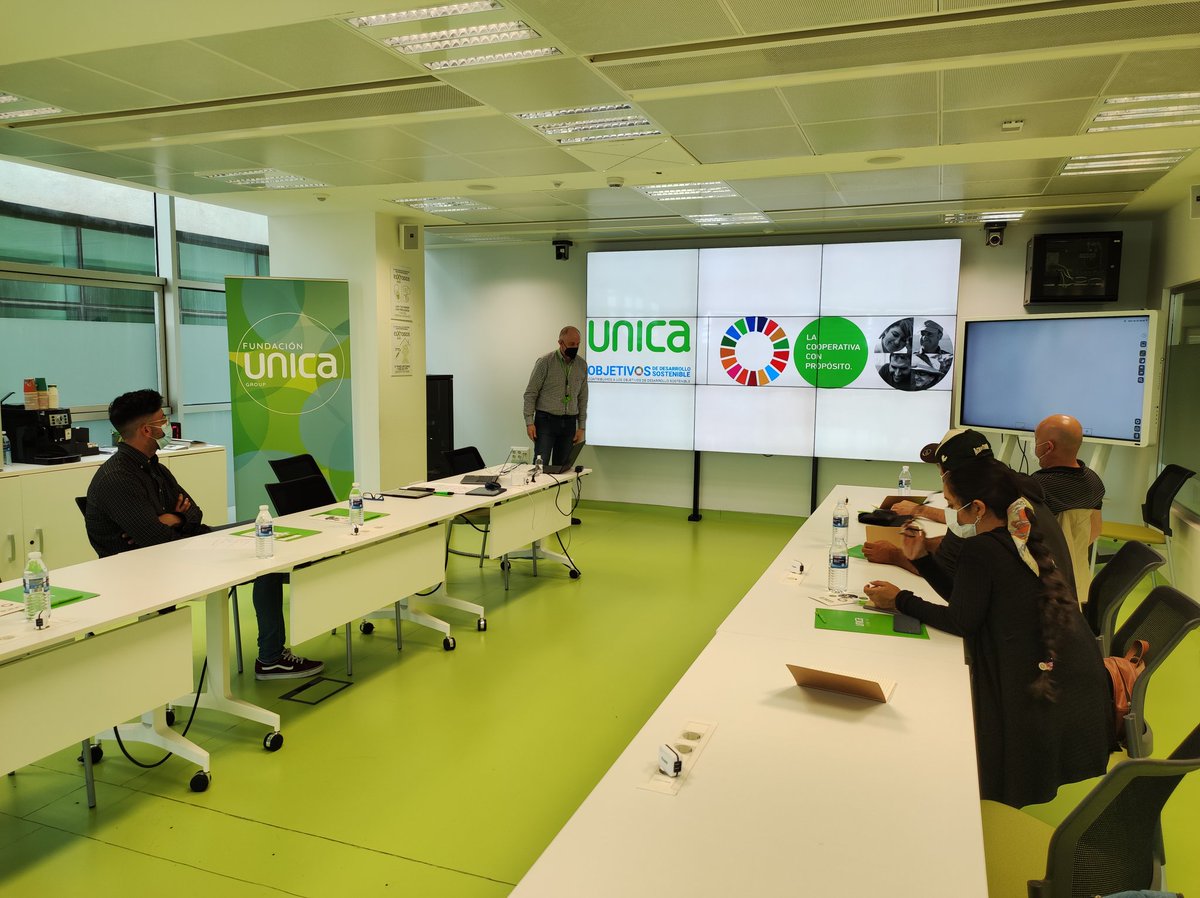 JavierGn13's tweet photo. La gira de estudio de @acodea_ nos lleva a Almería donde la cooperativa @unicagroup nos muestra sus instalaciones, invernaderos y avances tecnológicos. Con la financiación de @AECIDPARAGUAY https://t.co/bxZYUlpdcS