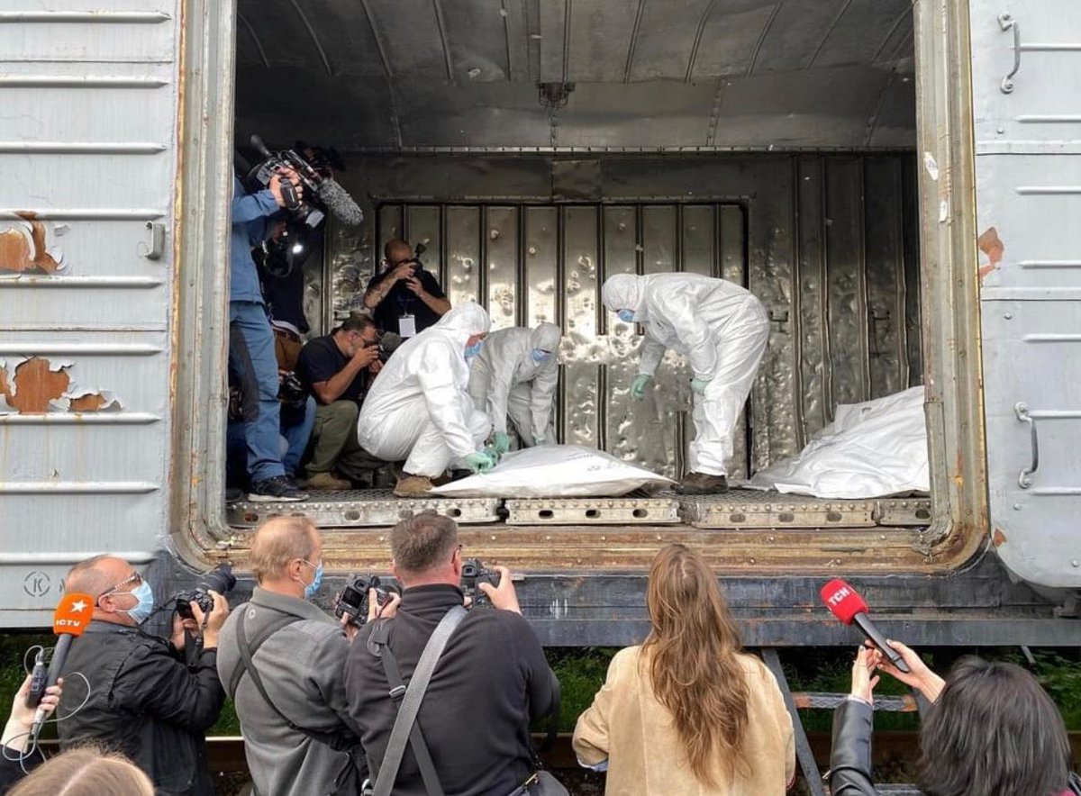 Leshchenkos's tweet photo. Around 250 bags with the rests of russian soldiers stored in the refrigerated wagons of Ukrainian railways. We kindly ask enemy to take them back to their home towns and to bury them. But for weeks there is lack of respect from enemy government to its own army. They don’t want https://t.co/z6VZg7apYj