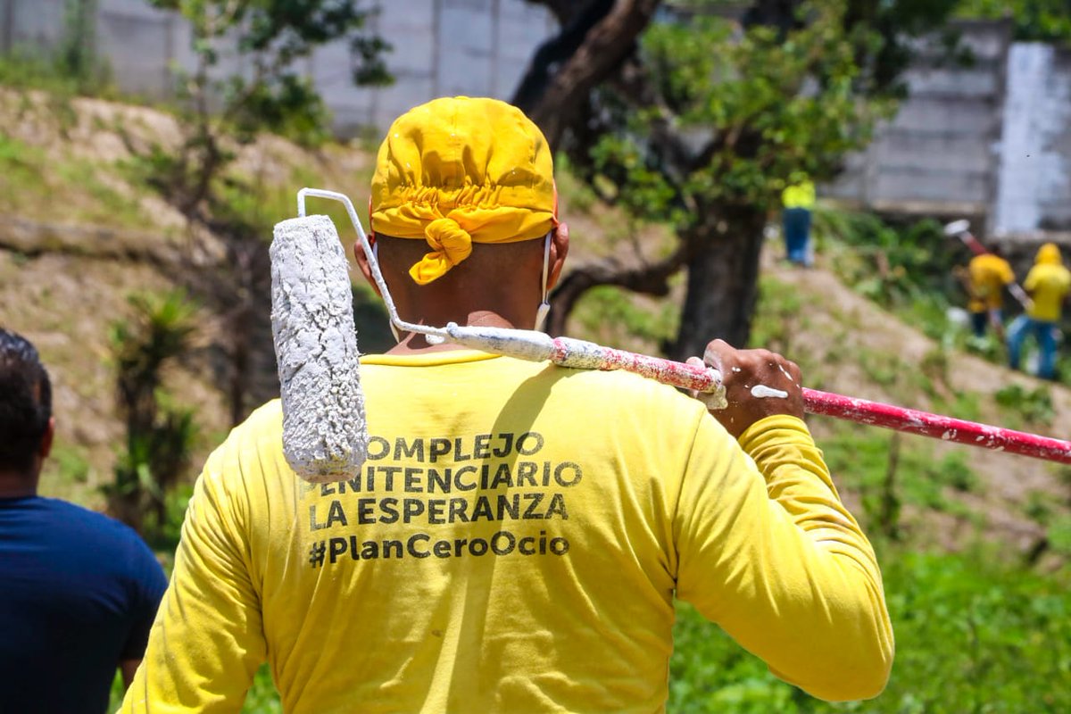 Este fin de semana, seguimos eliminando grafitis alusivos a maras o pandillas.

En diferentes colonias del municipio de San Martín, privados de libertad en fase de confianza se encargan de borrar todos los símbolos plasmado por estos criminales.

#GuerraContraPandillas