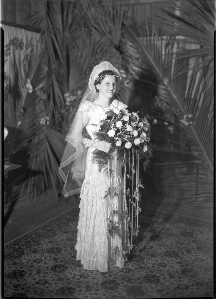 SunshineStateDN's tweet photo. Happy Saturday Style 👰 💍
Photo "Thelma P. Bagget, née Beach, in bridal gown" courtesy of @MDPLS circa 1936
#archives #digitalarchives #publicarchives #floridahistory #florida #FLhistory #vintageflorida #vintagefashion #vintagedress #vintagewedding #wedding https://t.co/mQ81tIRArJ