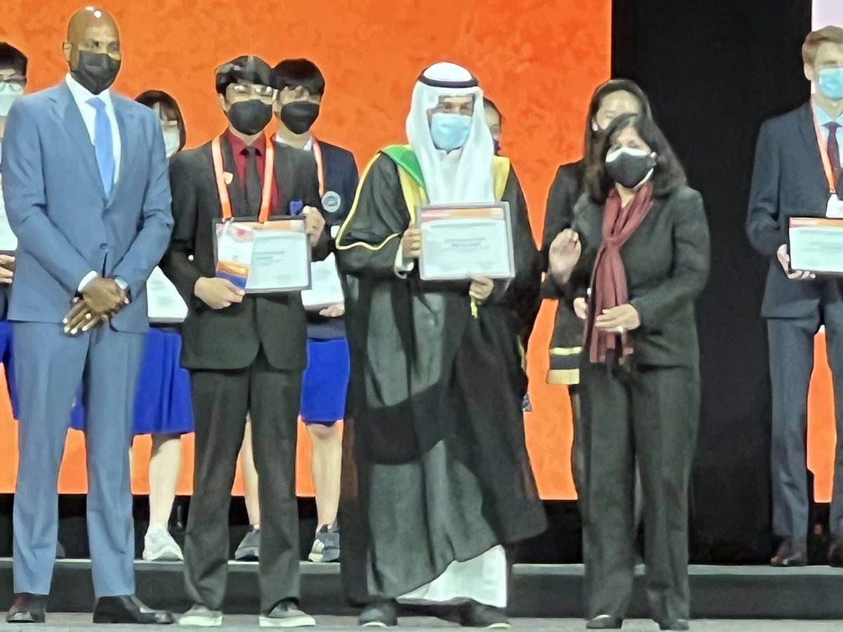 ksa_content's tweet photo. الطالب عبدالله الغامدي حقق إنجاز عالمي و حصل على جائزة أفضل عالم باحث شاب على مستوى العالم بعد منافسة مع 1700 بحث من 65 دولة في المعرض الدولي للعلوم و الهندسة (آيسف 2022)، و ذلك عن مشروعه في إنتاج و تخزين الهيدروجين ضمن مجال علم الطاقة في معرض ريجينيرون الدولي للعلوم والهندسة https://t.co/nJcZVwD8Nq