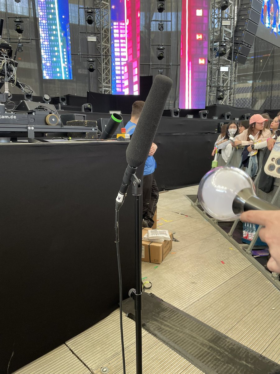 jwoonie_'s tweet photo. → El staff de Kpopflex pusieron micrófonos frente al público para que así se escucharan sus gritos y mejore la atmósfera del evento. 

ENHYPEN IGNITE THE STAGE
#KPopFlexWithENHYPEN #ENHYPEN @ENHYPEN_members @ENHYPEN https://t.co/sFvzW16NKJ