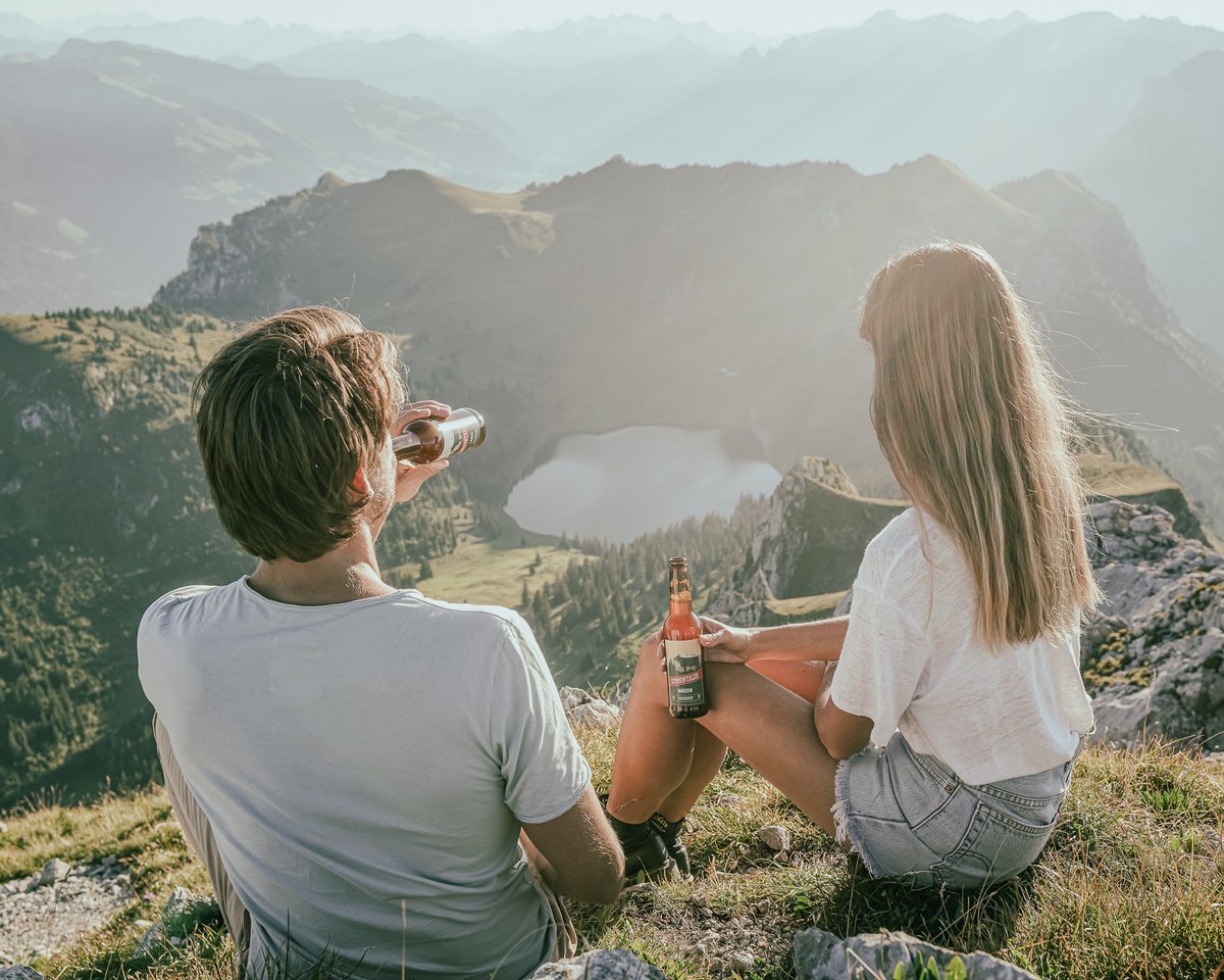SimmentalerB's tweet photo. Was für Wetteraussichten für nächste Woche🌞🌞🌞. Eindeutig wieder Bierwetter🍺🍺🍺. Deshalb: Bestell dir das passende Bier zu den schönen Feierabenden jetzt noch kurz im Onlineshop: https://t.co/AwfP3iRYBU 

Das Simmentaler Bier Team freut sich auf die Auslieferungen. https://t.co/VGV7wljpF3