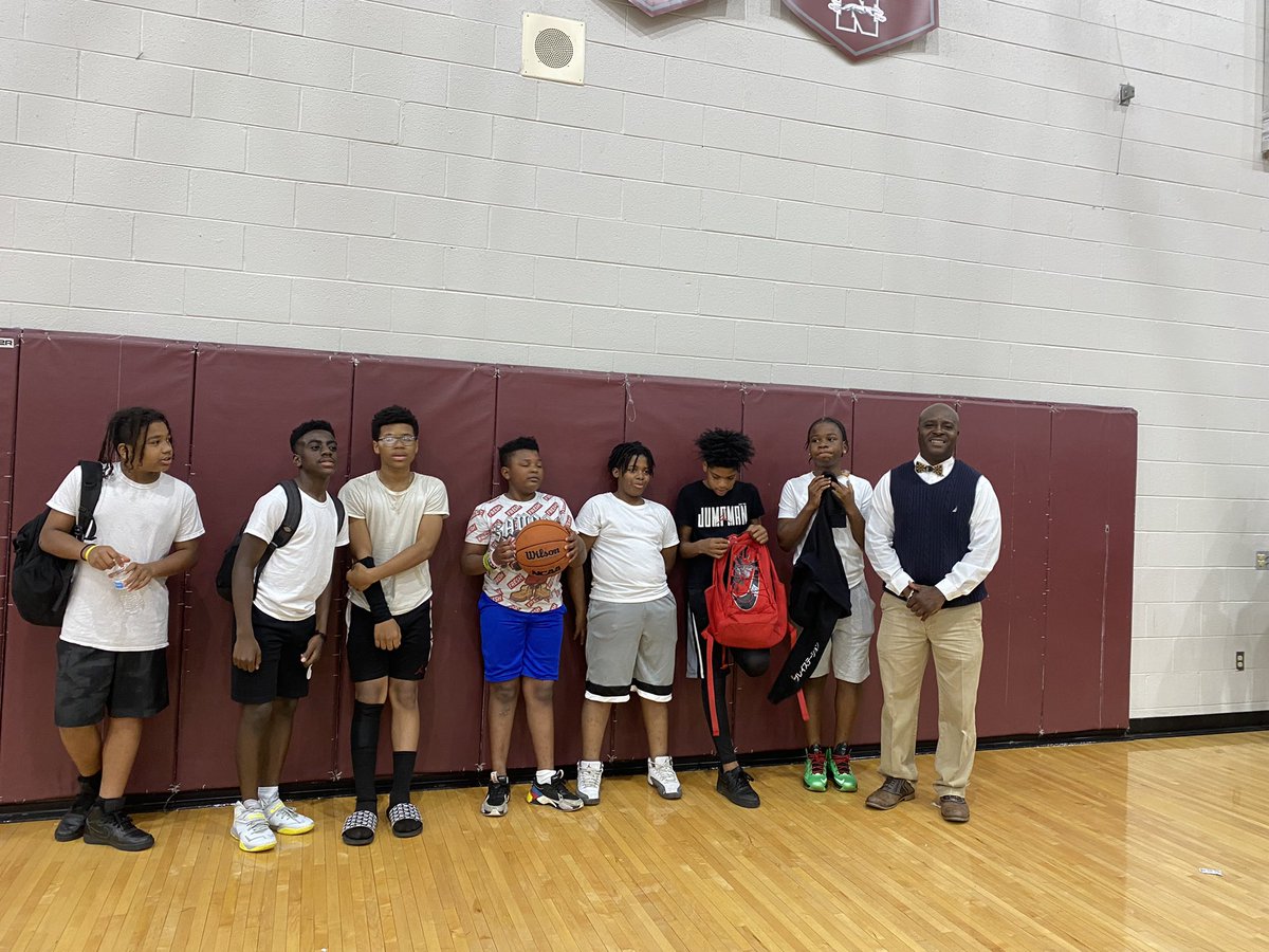 CradockES's tweet photo. Cradock Elementary School’s boys basketball team with coach Lawerenceat All Roads Lead  To Norcom! 🏀⛹🏾‍♂️⛹🏾‍♂️⛹🏾‍♂️⛹🏾‍♂️ @JolleyLa @EducatorKYoung @TestimoniesEdS https://t.co/yASEL5V5br