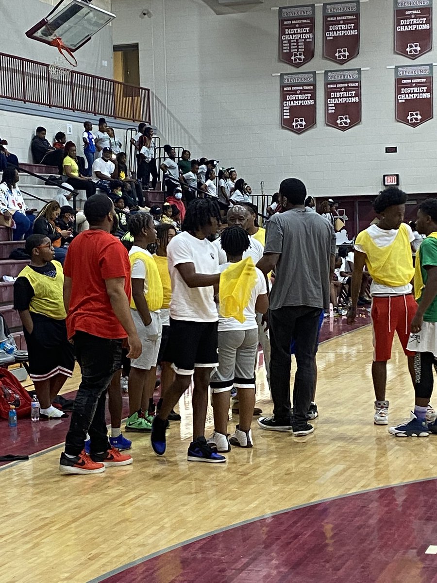 CradockES's tweet photo. Cradock Elementary School’s boys basketball team with coach Lawerenceat All Roads Lead  To Norcom! 🏀⛹🏾‍♂️⛹🏾‍♂️⛹🏾‍♂️⛹🏾‍♂️ @JolleyLa @EducatorKYoung @TestimoniesEdS https://t.co/yASEL5V5br