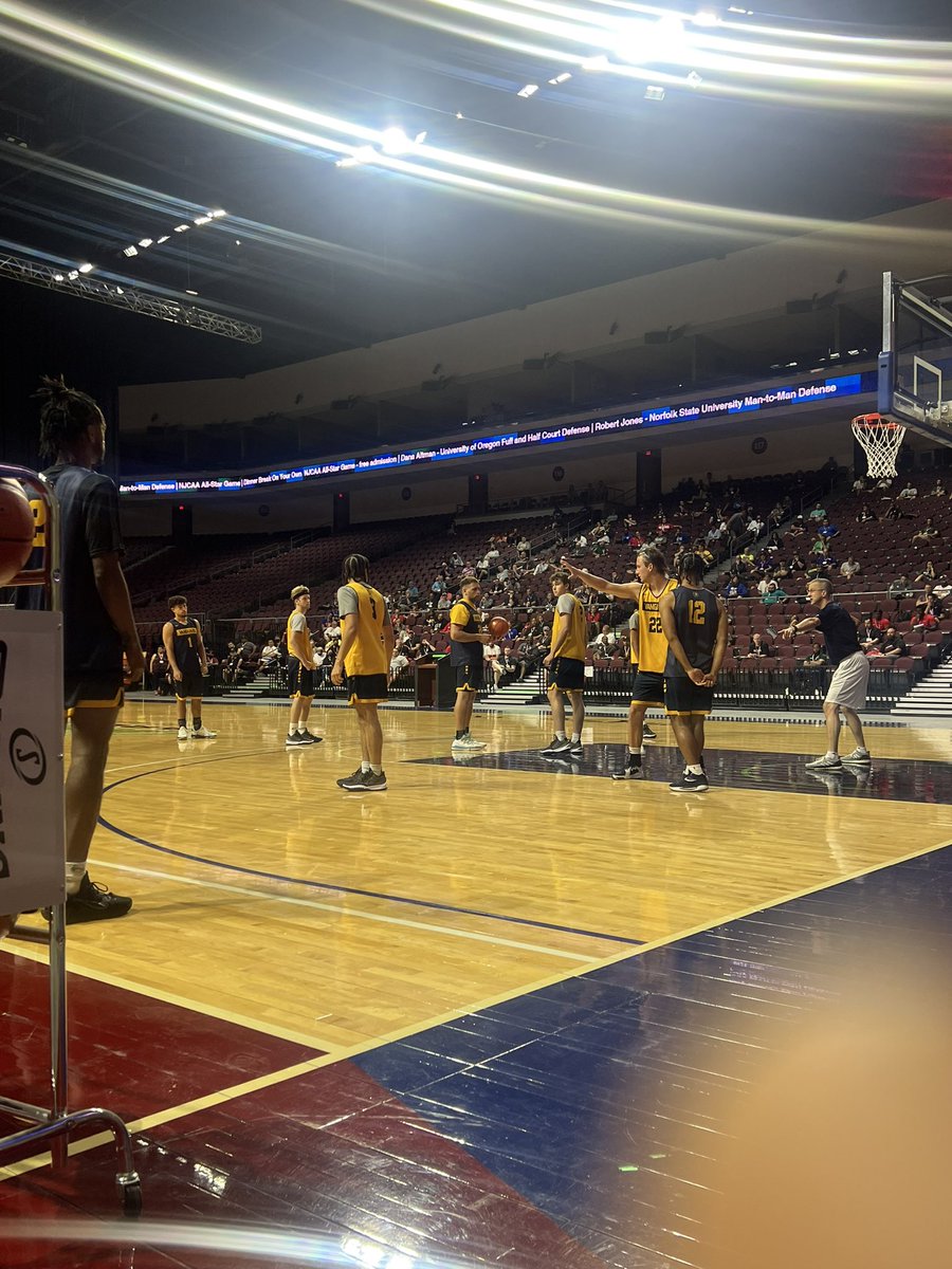Such an honor to see one of the best do it. Even better to call him a mentor and a friend. @RiceCoachPera at the NABC clinic this morning <a href="/NABC1927/">NABC</a>
