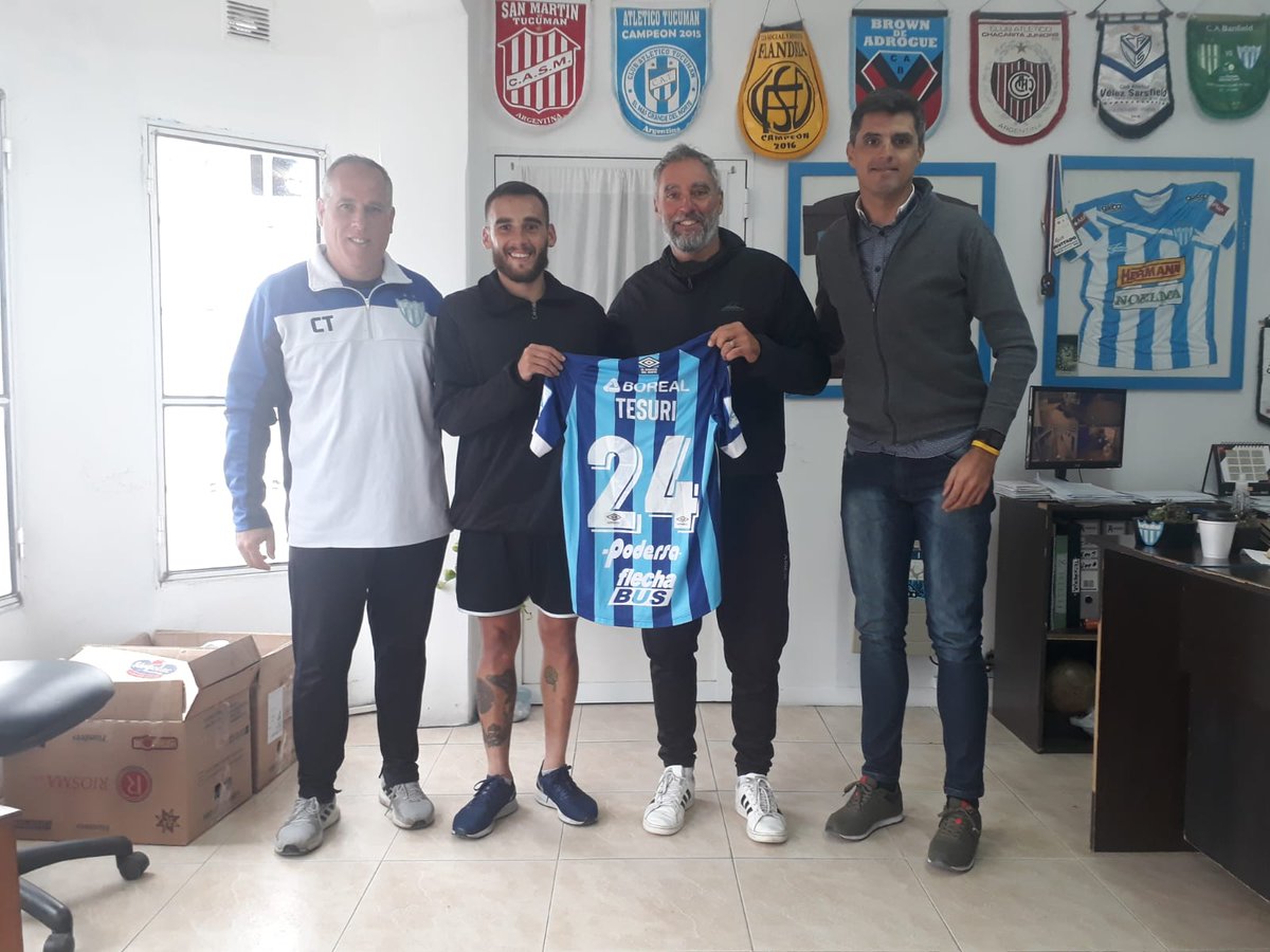 Profemacchi's tweet photo. Gracias @renzo_tesuri por tu obsequio y tu visita!
#semillerodecano #futbolgualeguaychu #procesos #gestion https://t.co/Rqh6u0v655