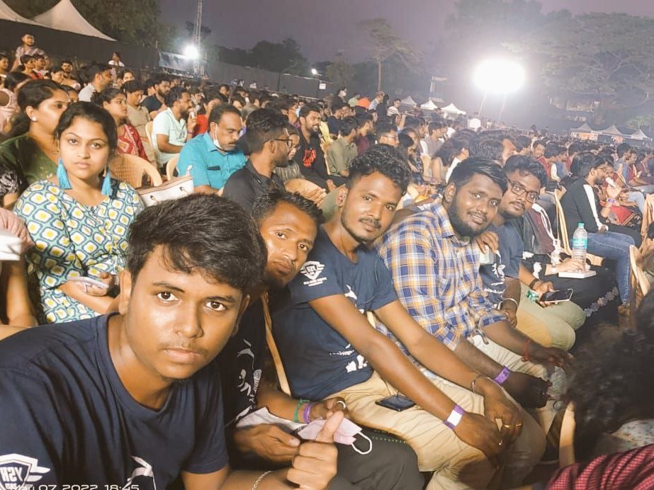 U1_YFCC's tweet photo. எனக்குள்ள நீங்க தான்...
. --யுவன் சங்கர் ராஜா 😍
#யுவன் #Yuvanism #Yuvan25 #maamanithan #yuvanshankarraja #YFCC @thisisysr @BlackSheepTamil @U1Records @Actor_Krishna @elann_t @bhavatharini @Karthi_Offl @VijaySethuOffl @studio9_suresh @ilaiyaraaja https://t.co/pxTkXI0kp3