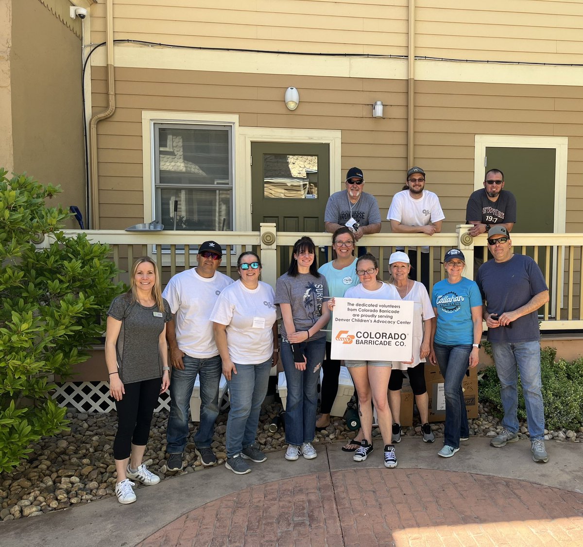 Curran4's tweet photo. Amazing @COBarricade volunteers giving back to the community with @AmptheCause https://t.co/rZgc0uCAdK