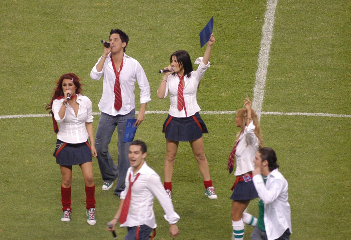 anythrowback's tweet image. 🔙 #ThrowbackRBD RBD despidiendo a la selección en CDMX, México 🇲🇽 12.05.2006