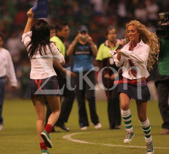 anythrowback's tweet image. 🔙 #ThrowbackRBD RBD despidiendo a la selección en CDMX, México 🇲🇽 12.05.2006