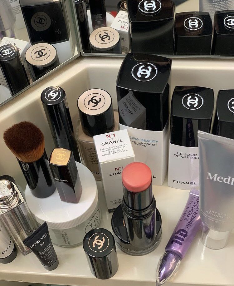 Shopping for the things we like, we want to buy luxury things, is the dream of many women, so make it work, you have to fight and success will come your way👙👗👡👜🧢👓🛍🎁