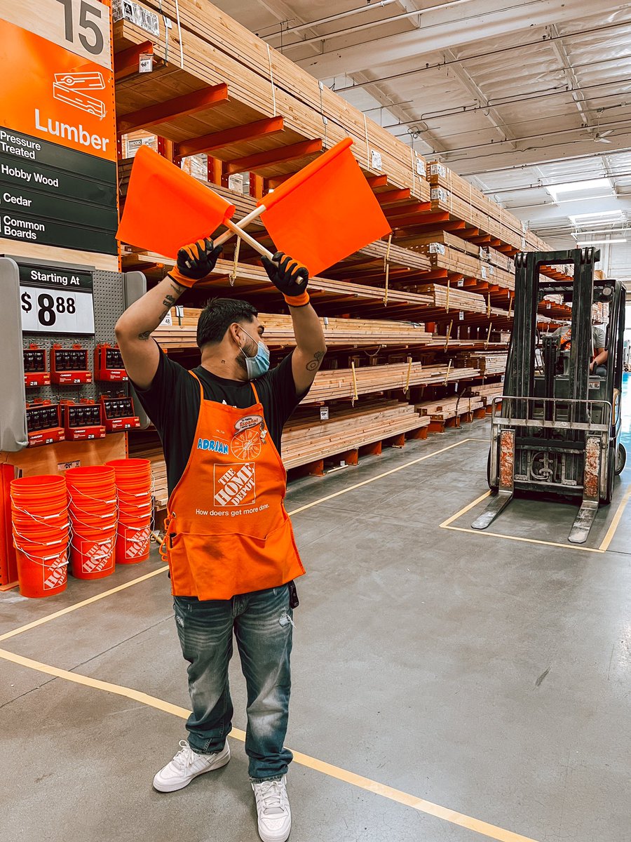 🚨🦺120 Days Safe🦺🚨 Celebrating with a Zone of Safety exercise lead by @jcaruso2131 & our Infocus Captain. Team #6952 is ALLIN🧡💪🏼 #homedepot #pacsouth #d171 #safetytakeseveryone #trendingorange