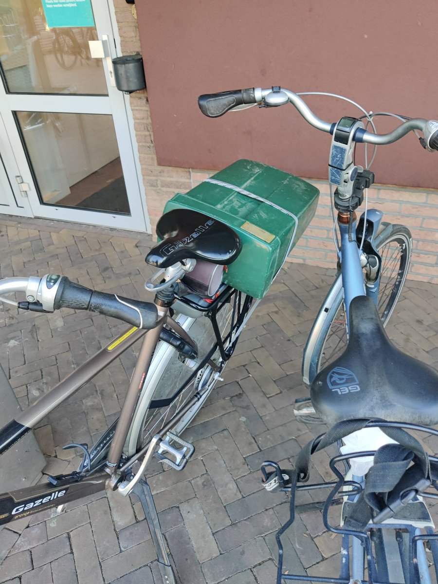 roykoerts's tweet photo. Als je zat bent van al die bedrijven en instanties die je maar fysieke post blijven sturen dan.....neem je je brievenbus maar mee achterop de fiets? 😆😋 #omdathetkan #VerbaastUNietVerwonderUSlechts https://t.co/ZmCVBVV4Qa