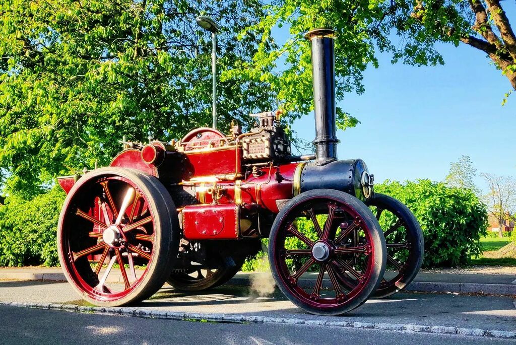 DEFENDERist's tweet photo. Same pub different toy this week, too many to choose from π now I'm @ben_tregear s steersman π
.
#steamengine #steamengineproblems #ntet #steamapprenticeclub #weekend #toys #tractionengine https://t.co/SMXvwyHWdY