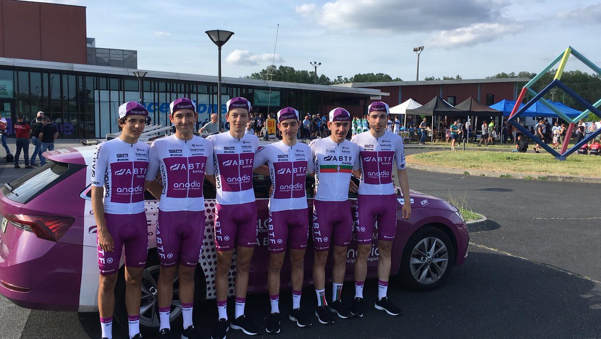 gmoreira_esp's tweet photo. Sem o adoentado @Antonio40322495, Bairrada está na luta pelo Tour de Gironde, em França.
Após 2 etapas Gonçalo Tavares é 3º (lidera a montanha) e Rúben Rodrigues 7º na GC. São 2º por equipas.
Comanda o vice-campeão mundial de TT @Joshytarling. https://t.co/ev1cbrGoqL