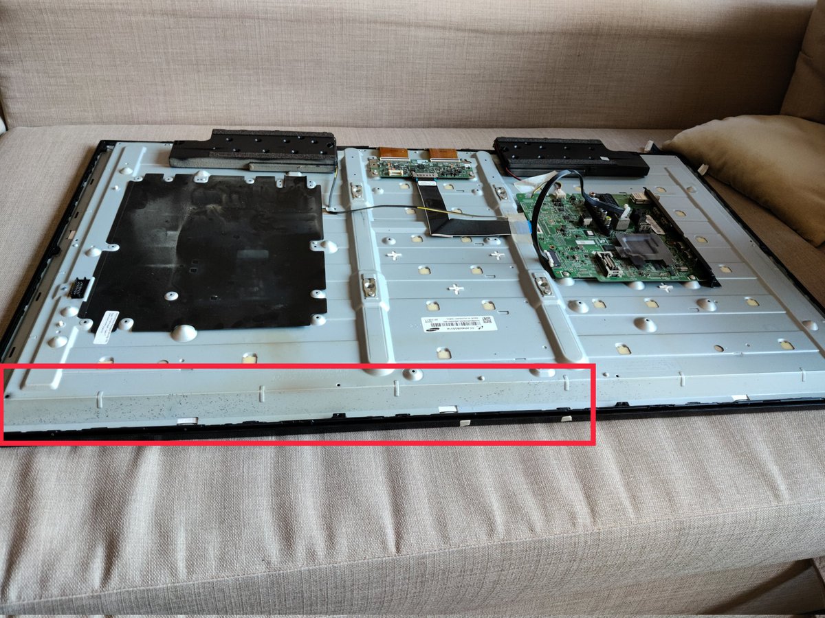 Hey <a href="/SamsungNL/">Samsung Nederland</a>, onze 9 jaar oude UE40F5300 TV heeft zojuist een poging gedaan onze woonkamer plat te branden. Er kwam zwarte rook uit de tv zetten. Was gelukkig snel met stekker eruit trekken en buiten zetten. We zitten nu wel zonder TV kunnen jullie iets voor ons betekenen?