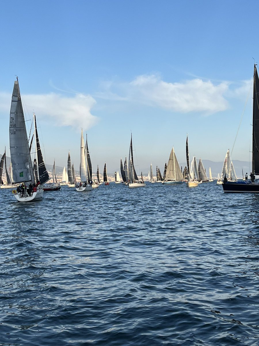 piotr_obi's tweet photo. O 1930 z Neapolu wystartowały tegoroczne Rolex Tre Golfi. Na starcie ponad setka załóg. Polskę reprezentują dwie załogi w tym Scamp Sailing Team⛵️🇵🇱 Sponsorzy: #AlabLaboratoria #SBD #ESSAudio #KancelariaBrochocki PS Regaty w tym roku osłania USS Truman PS2 Grats @LechPoznan https://t.co/jRMXjEuqMp