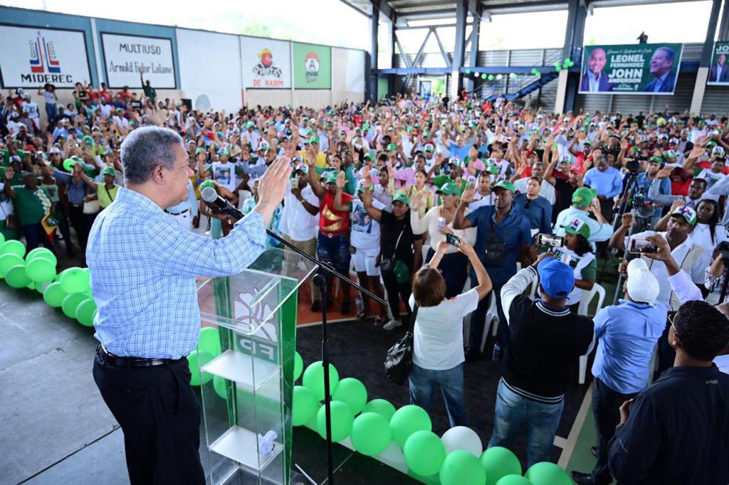 LeonelFernandez's tweet photo. Con la juramentación masiva de hoy en #Samaná, definitivamente #SeguimosCreciendo a pasos firmes.
Bienvenidos sean todos al partido de la esperanza y el futuro seguro de la República Dominicana. 

#FuerzaDelPueblo
#FPSeFortalece
#Juramentaciones
#Juventud
#Mujeres https://t.co/gMUPueHVAn