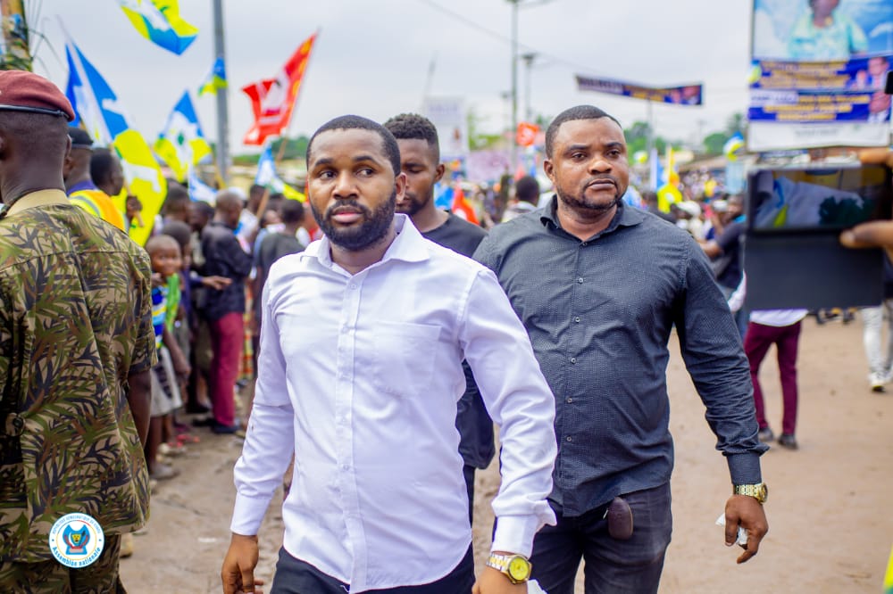 KanyindaPat's tweet photo. Opération : réservons un accueil plus que délirant au chef de l'État @fatshi13 ! La #JCRD, sous la conduite du C.N a.i @CHERLINLOKANYA2 accompagné par le C.N @IkokoyNdjoli, a réussi son pari ! Une mobilisation retentissante qui a fait bouger tout Camp-luka !
@aboubiayi @muyeya10 https://t.co/AAkyv8x1MG