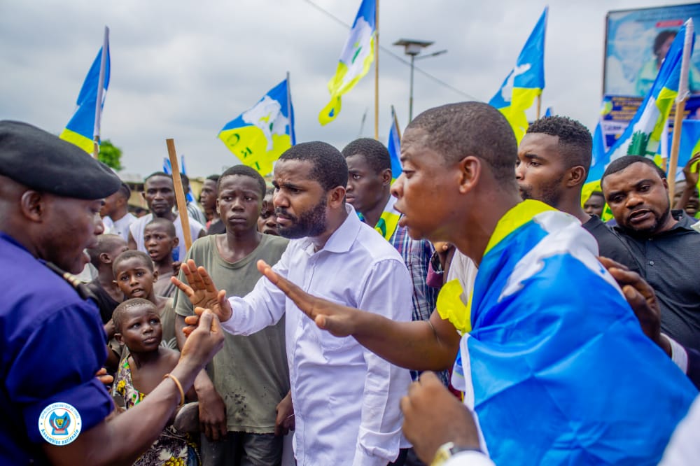 KanyindaPat's tweet photo. Opération : réservons un accueil plus que délirant au chef de l'État @fatshi13 ! La #JCRD, sous la conduite du C.N a.i @CHERLINLOKANYA2 accompagné par le C.N @IkokoyNdjoli, a réussi son pari ! Une mobilisation retentissante qui a fait bouger tout Camp-luka !
@aboubiayi @muyeya10 https://t.co/AAkyv8x1MG