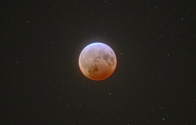 EricLagadec's tweet photo. Dans la nuit de dimanche à lundi, il y a une éclipse de Lune! C'est quoi une éclipse de Lune, comment l'observer? J'essaie de vous raconter ça en un thread!👇 © @10943_Brunier https://t.co/Kfpt3L9GZn