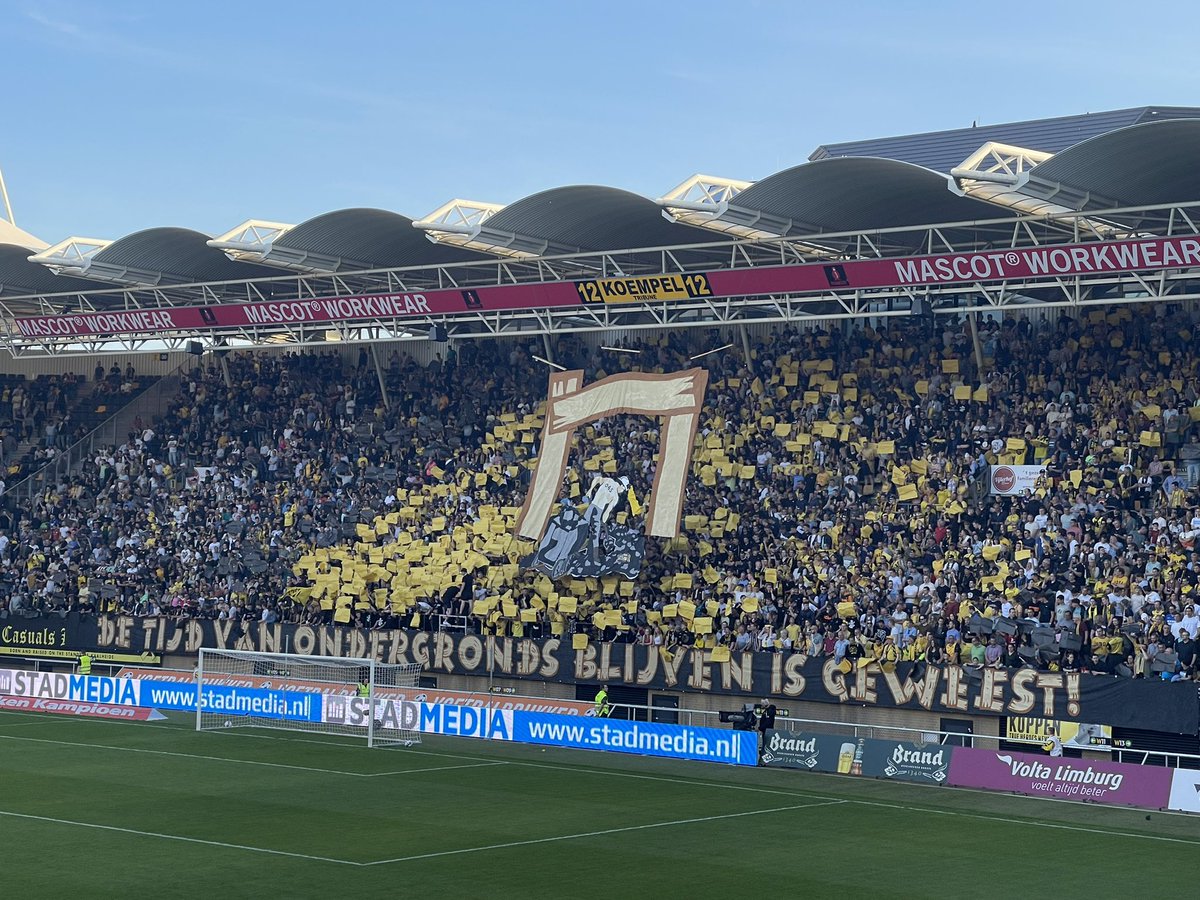 EigenwijzeTine's tweet photo. Roda, Roda, Roda los mer joa,
Roda, Roda, dieng supporters zunt werm doa.
Roda, Roda, vier blieve diech truij. ππ€
Wat heerlijk om het stadion zo vol te zien!
#rodexc #RodaJCKerkrade #nulviervijf #forzaRJC #ramdenervekapot https://t.co/DIJzfOVyxu