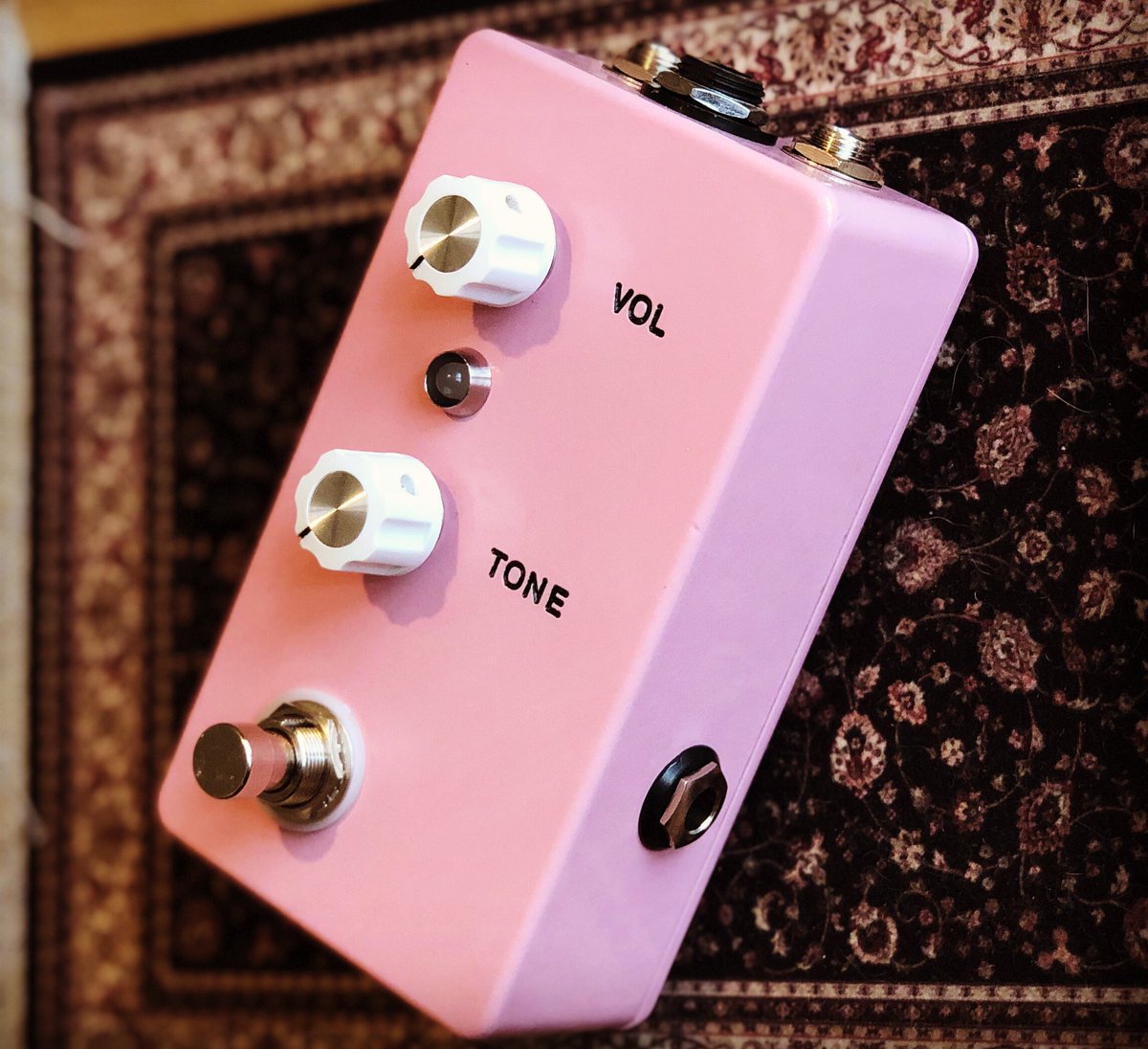 #LordOfTheStrings #MontrealAssembly your and you’re synthy #fuzz #fuzzpedal 
Just an awesome #stompbox by one of my fav #guitarpedal manufacturers Cool feature is the control of the oscillator via #cv or #expressionpedal ❤️
#effectspedal #fxpedals #fxpedal