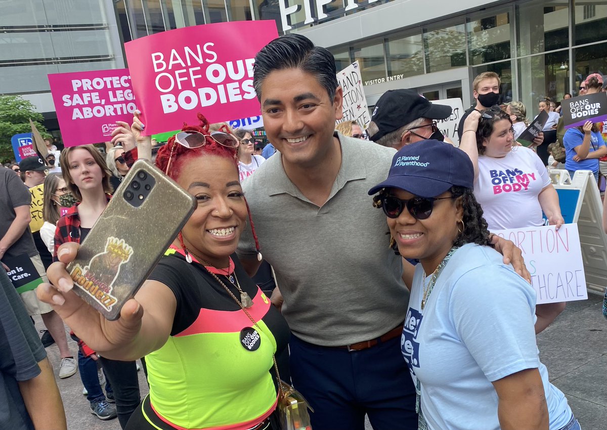 AftabPureval's tweet photo. Cincinnatians came out in force today for the @PPAOhio Rally, to show that we will not sit idly by while reproductive freedom is in jeopardy. 

We stand up for human rights, and we will never stop fighting. https://t.co/PxSC7eD6do