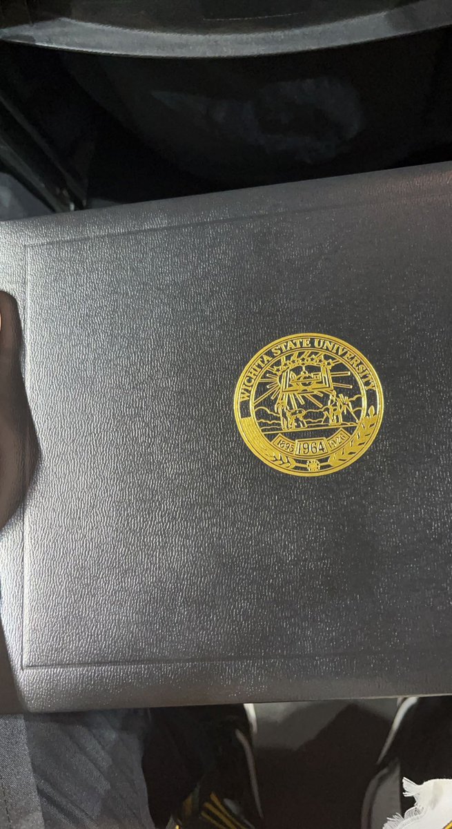 zjames2000's tweet photo. Officially a #shockergrad https://t.co/iJEzK2mfF7