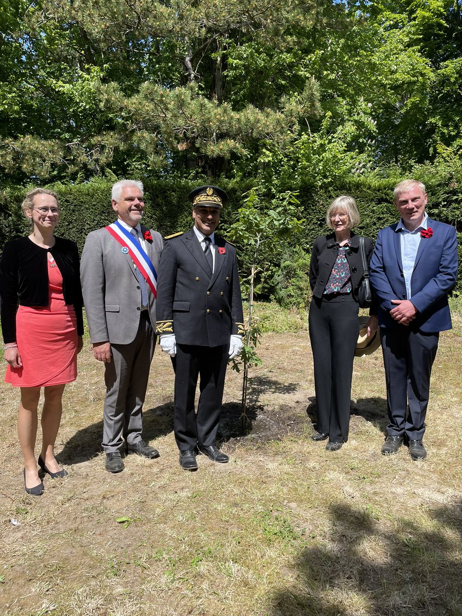 BecDoyle_CBR's tweet photo. @AusAmbFR planting the first oak tree, grown from acorns of the #WarMemorialOak from #Adelaide, alongside the @CWGC Étaples Military Cemetery, with the council & children of @villeetaples
#AvenuesofHonour #TreeNet https://t.co/mt4b6N2kGj
