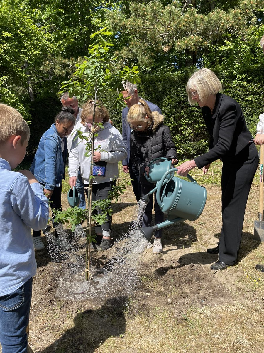 BecDoyle_CBR's tweet photo. @AusAmbFR planting the first oak tree, grown from acorns of the #WarMemorialOak from #Adelaide, alongside the @CWGC Étaples Military Cemetery, with the council & children of @villeetaples
#AvenuesofHonour #TreeNet https://t.co/mt4b6N2kGj
