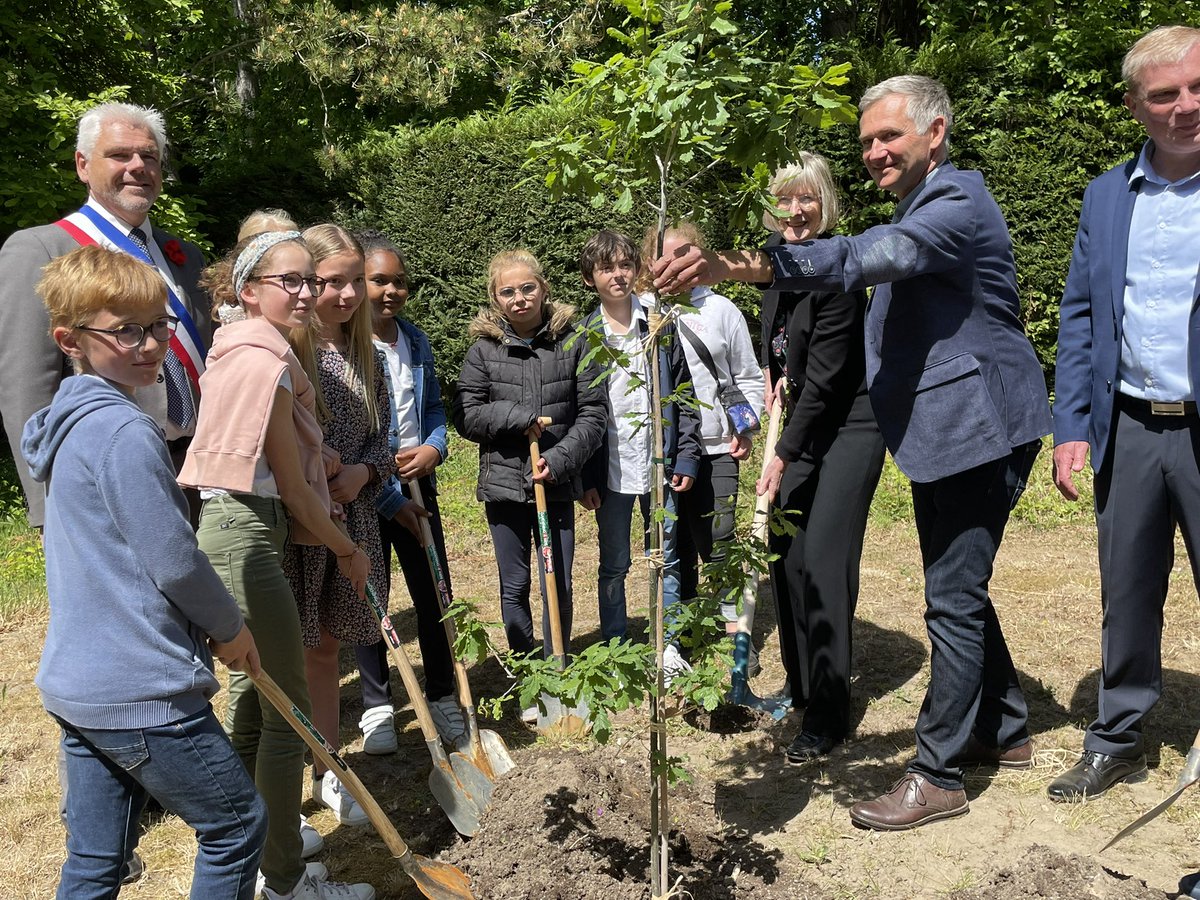 BecDoyle_CBR's tweet photo. @AusAmbFR planting the first oak tree, grown from acorns of the #WarMemorialOak from #Adelaide, alongside the @CWGC Étaples Military Cemetery, with the council & children of @villeetaples
#AvenuesofHonour #TreeNet https://t.co/mt4b6N2kGj