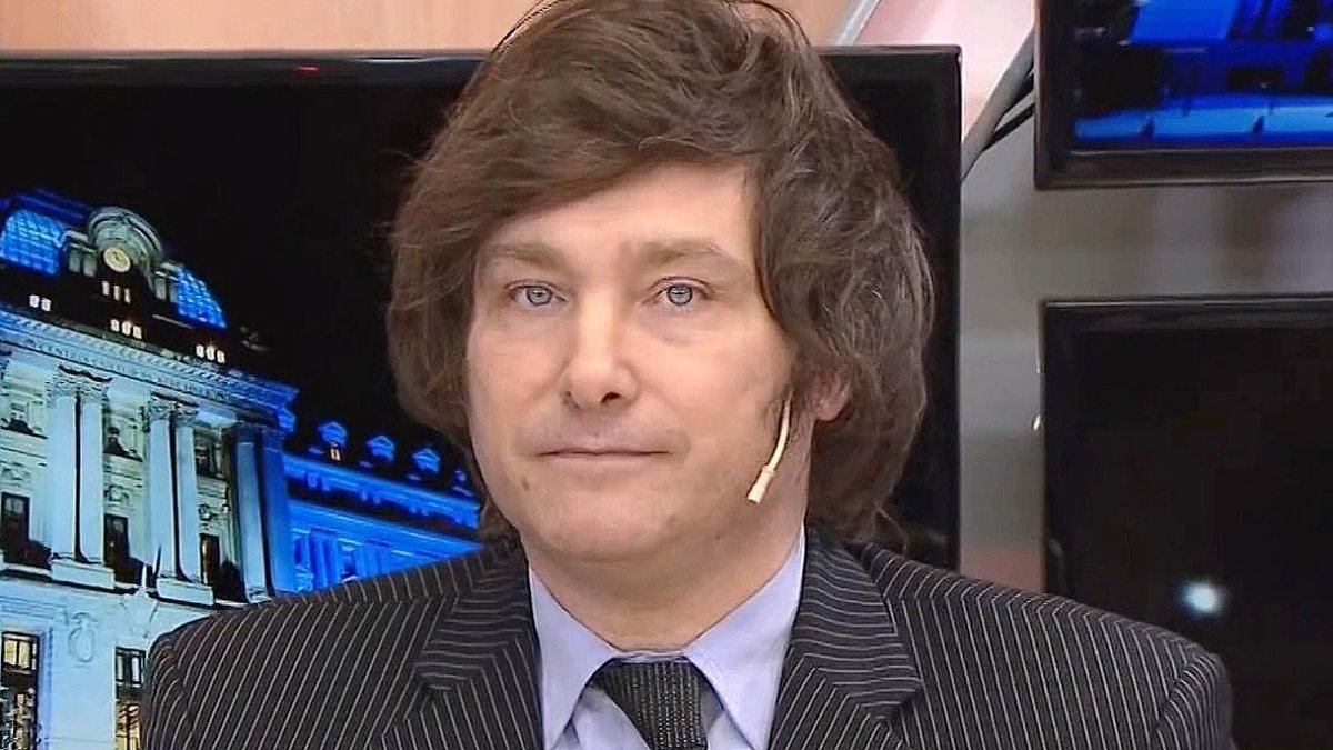 puellaok's tweet photo. Copió, mintió y lo pescaron. Los plagios de Milei son increíbles. Robó palabra por palabra párrafos enteros de varios autores y los puso en su libro como si nada. Se cree que el mundo académico es como los estudios de TN o LN+ donde nadie se fija en lo que dice. Papelón total. https://t.co/d5JRfdZHiU