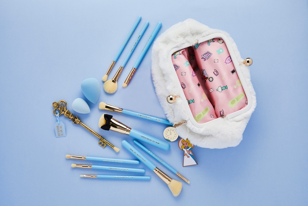 Spectrumbrushes's tweet photo. We're all #makeupmad here ✨🎩 Take a trip down the rabbit hole with our magical #AliceInWonderland bundle👇🏽
⁠
🌸 Alice in Wonderland 10 Piece Set ⁠⁠
🐰 White Rabbit Clutch⁠⁠
🌸 Collectors Key to Wonderland ⁠⁠
🐰 Alice Tears 2 Piece Sponge Set⁠⁠

https://t.co/WS7SsawB3G https://t.co/Beikp3P5de